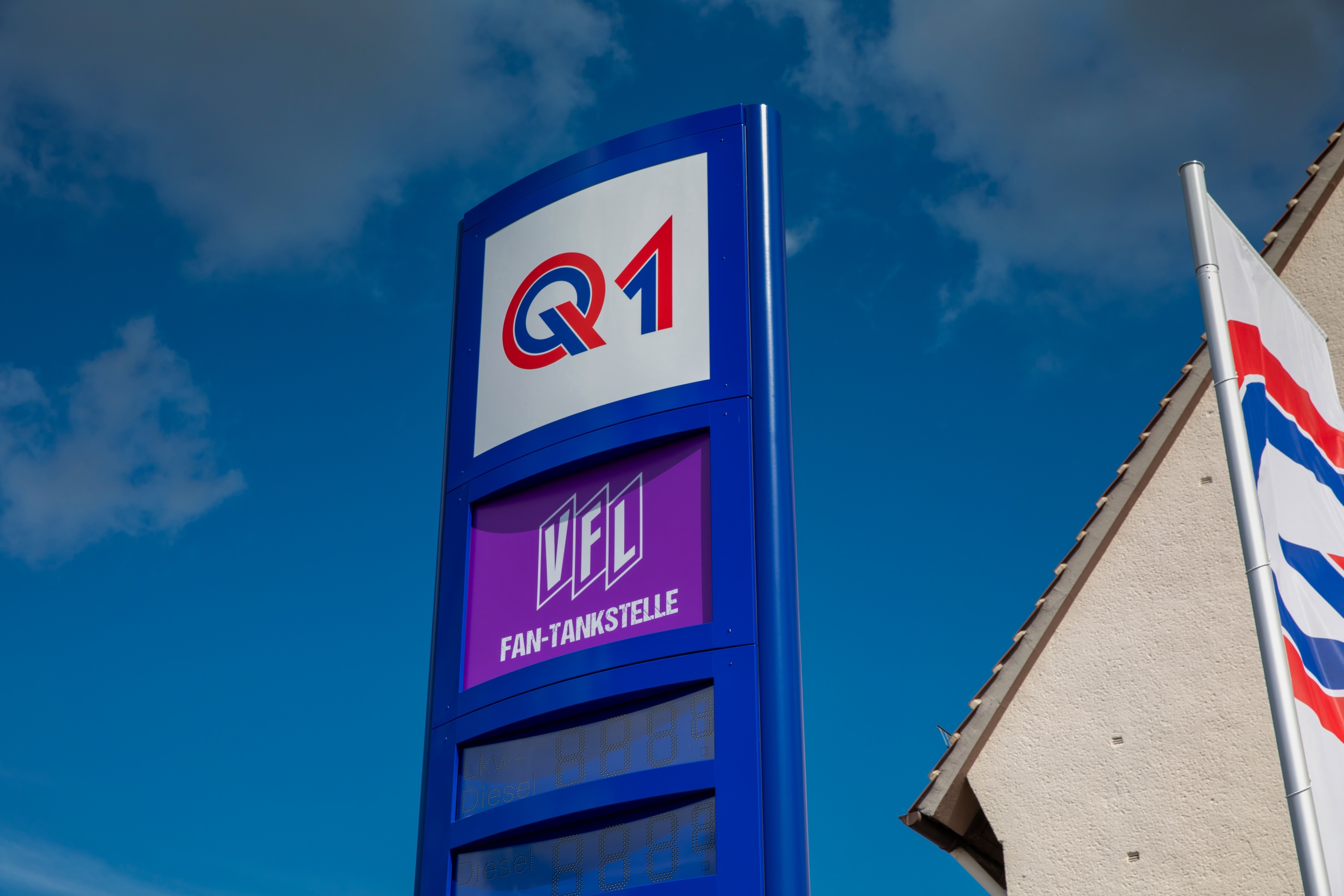 Q1 VfL-Fan-Tankstelle Preismast
